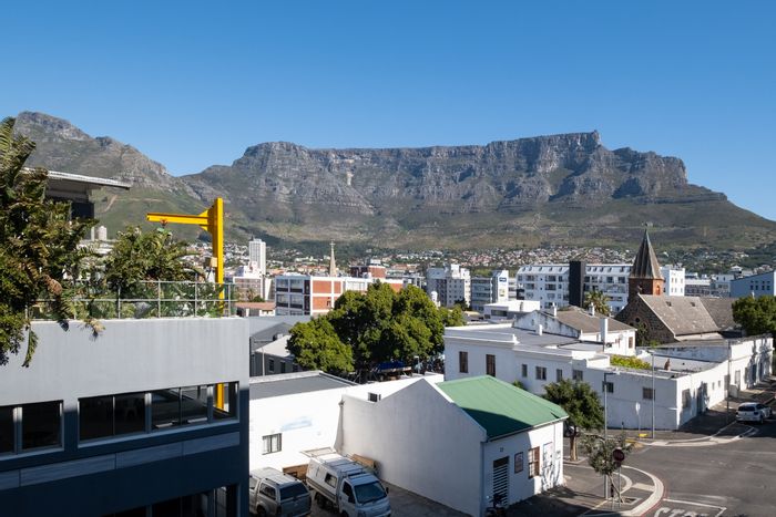 For Sale: Flat in Cape Town City Centre, Airbnb-ready, secure access, parking included.