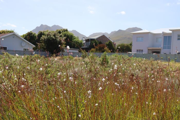Vacant Land Residential For Sale in Heuningkloof - 1045 m² with mountain views.