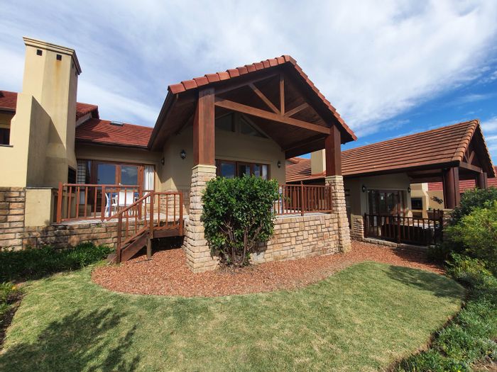 Pezula Golf Estate Townhouse For Sale: 2-bed villa with golf course views.