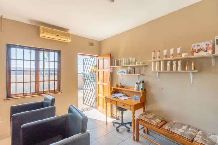 Office To Rent in Sarnia: Reception, private office, kitchen, parking, prime location.