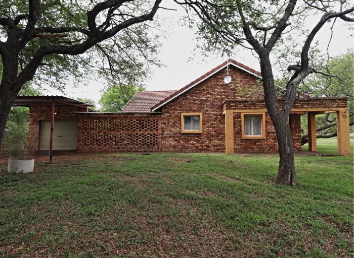 For Sale: House in Hectorspruit Central with 3 beds, 2 baths, large yard.