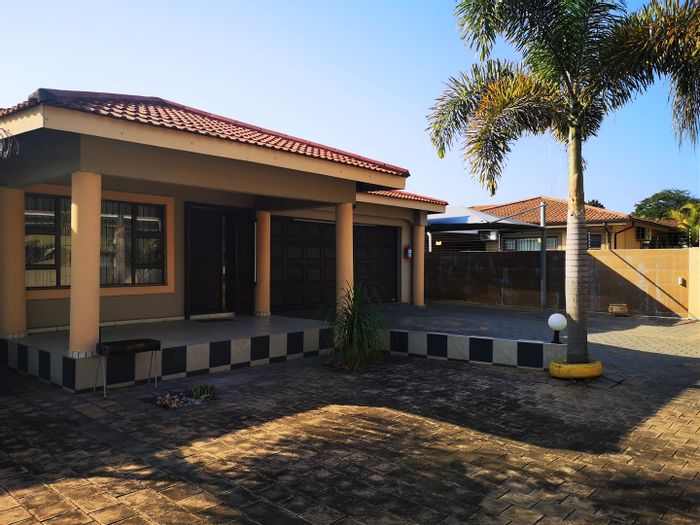 House To Rent in Birdswood: 3 Bedrooms, sunroom, double garage, security features.