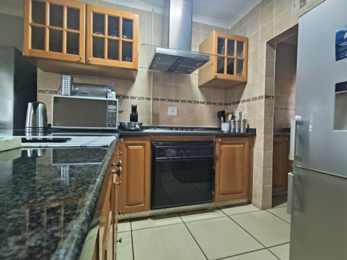 Townhouse for Sale in Meer En See: 3 beds, private yard, double garage.