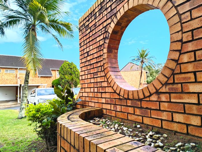Townhouse To Rent in Meer En See: 3 bedrooms, garage, open-plan living, secure complex.