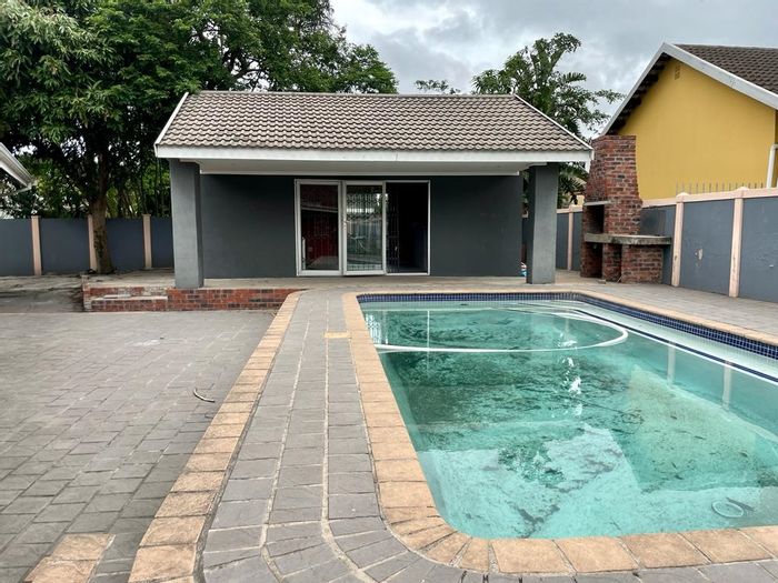 House For Sale in Arboretum: 3 bedrooms, entertainment area, gas stove, covered parking.