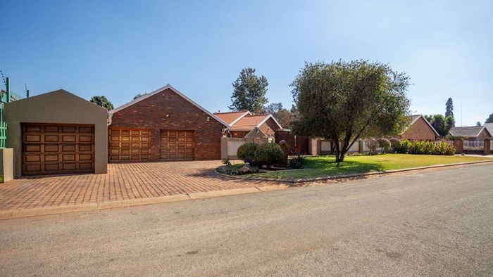 For Sale: Spacious 5-bedroom house in Kenleaf with pool, lapa, and off-grid features.