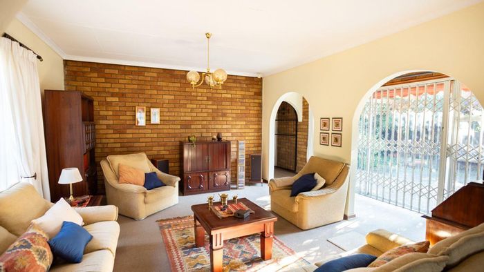 Family home for sale in Selcourt: 3 beds, 2.5 baths, double garage.