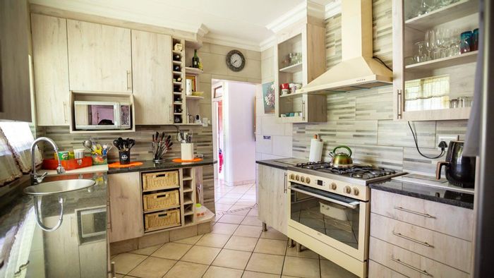 For Sale: House in Brenthurst with pool, garden, and ample parking.
