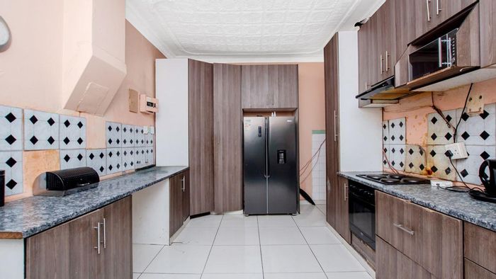 Geduld House For Sale: 3 bedrooms, open-plan living, close to amenities.