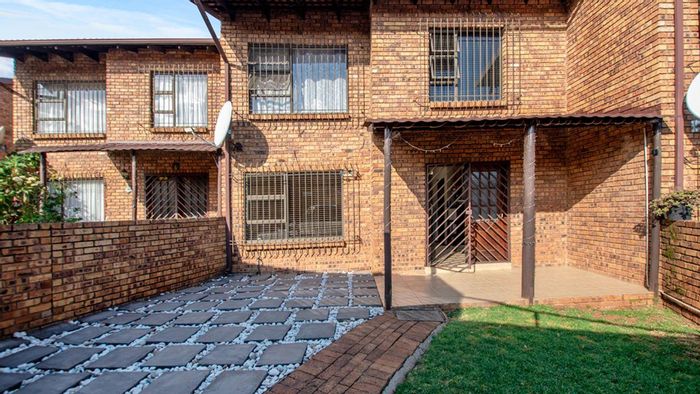 Klopperpark Townhouse For Sale: 3 bedrooms, garden, garage, near amenities and airport.