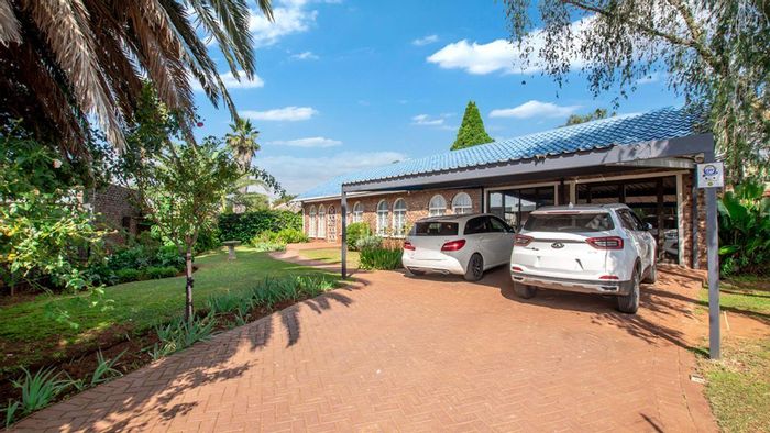 For Sale: House in Edelweiss with 4 beds, flat, pool, and security features.