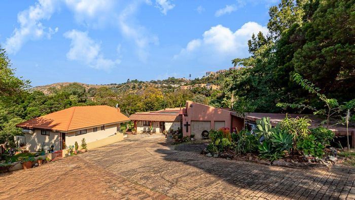 Helderkruin House For Sale: 9 bedrooms, pool, flatlet, office space, borehole.