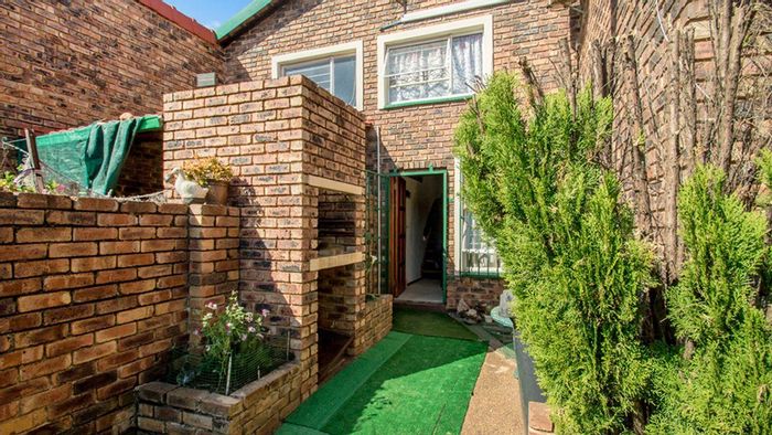 Townhouse for Sale in Weltevreden Park: 3 beds, garden, garage, communal pool.