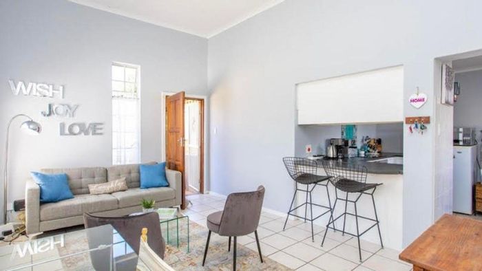Radiokop Apartment For Sale: 1-bedroom, balcony, pool, secure parking, great location.