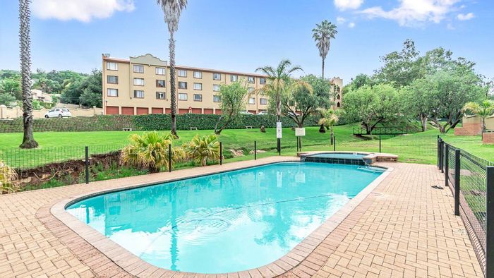 Helderkruin Apartment For Sale: 2 Bedrooms, communal pool, secure complex, garage included.