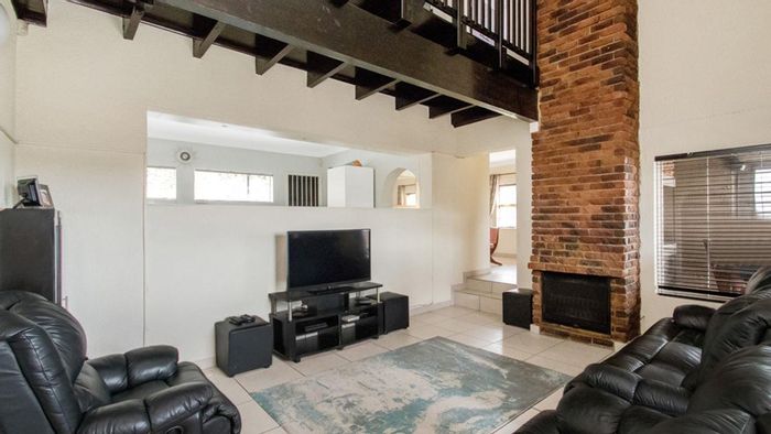 Helderkruin House For Sale: 4 beds, pool, lapa, security features, spacious living.