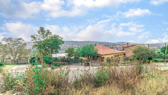 For Sale: 884sqm Vacant Land in Roodekrans with utilities, great location.