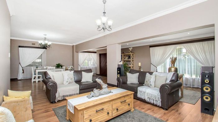 Witpoortjie House For Sale: Spacious home with entertainment area, garden, and parking.