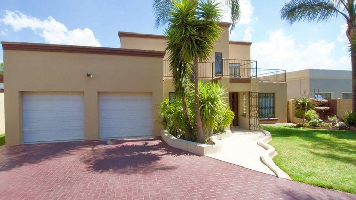 Highveld House For Sale: Pool, lapa, guest room, and double garage.