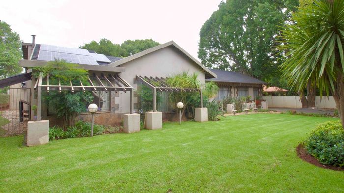 For Sale: Clubview House with 2 flatlets, pool, solar panels, and spacious living.