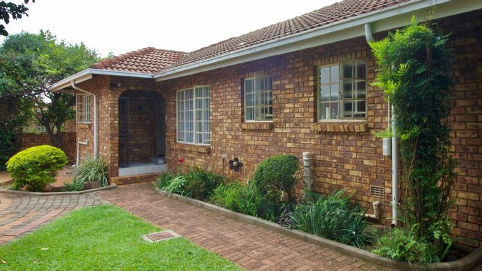 Clubview Townhouse For Sale: 3 Bedrooms, garden, entertainment area, no levies.