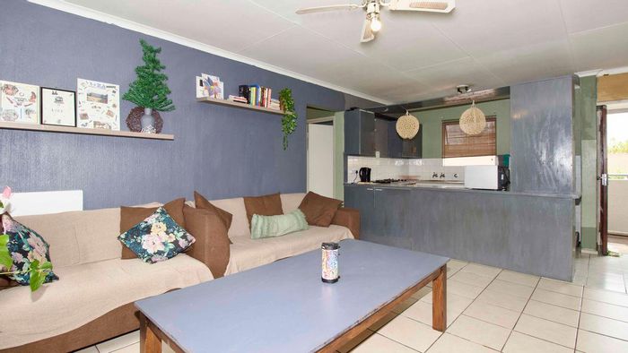 Die Hoewes Apartment For Sale: 3 Bedrooms, Pool, 24/7 Security, Top Floor Unit.