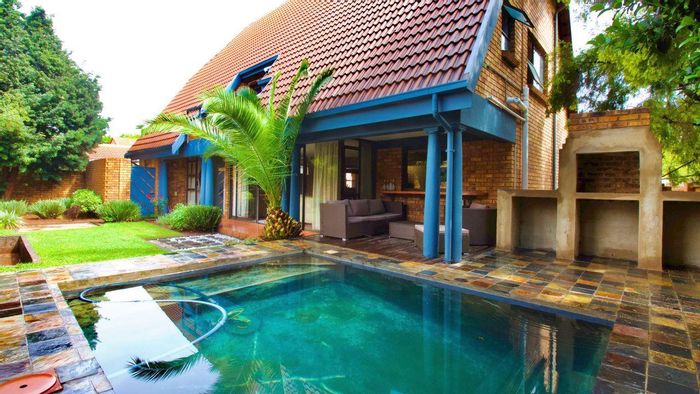 For Sale: 3 Bedroom House in Clubview with pool, bar, and security features.