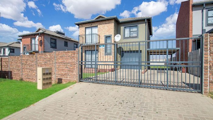 Mindalore House For Sale: 3 Bedrooms, large yard, open plan living, gas stove.