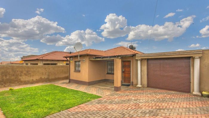 For Sale: 3-Bedroom House in Protea Glen with Garage and Spacious Garden.