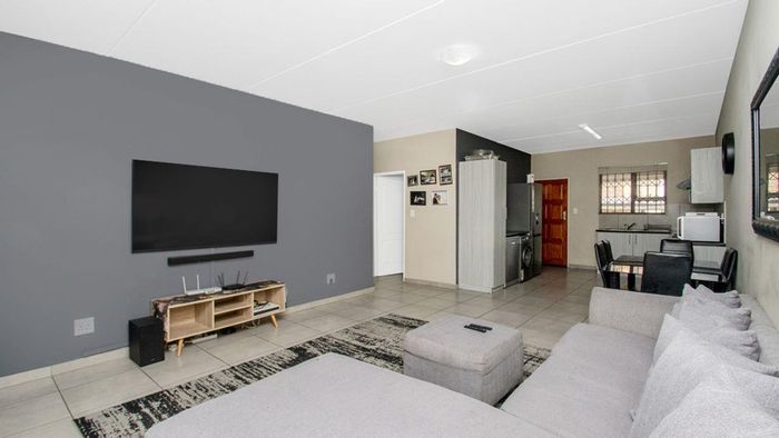For Sale: 2-bedroom apartment in Florida with open plan living and dining.