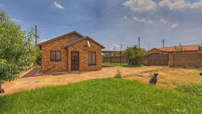 For Sale: 3-Bedroom House in Protea Glen with Open Plan Living and Garden.
