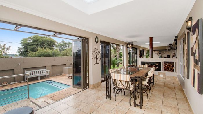 Mindalore House For Sale: 3 beds, pool, cottage, solar power, ample parking.