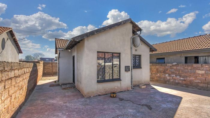 For Sale: 2-bedroom house in Protea Glen with open plan living.