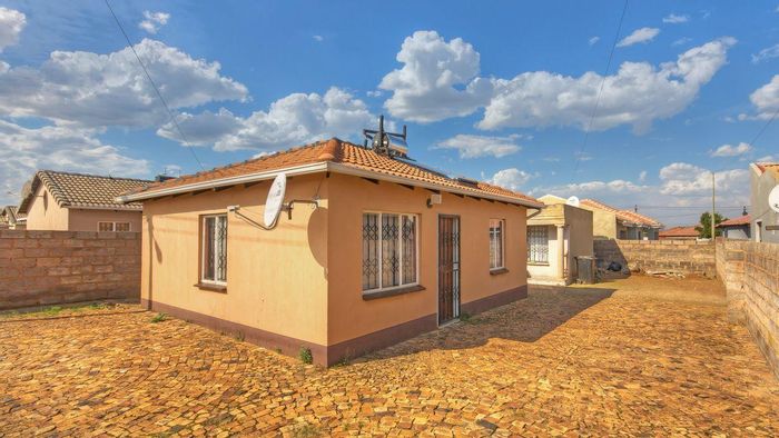 For Sale: 2-Bedroom House in Protea Glen with spacious garden and back room.