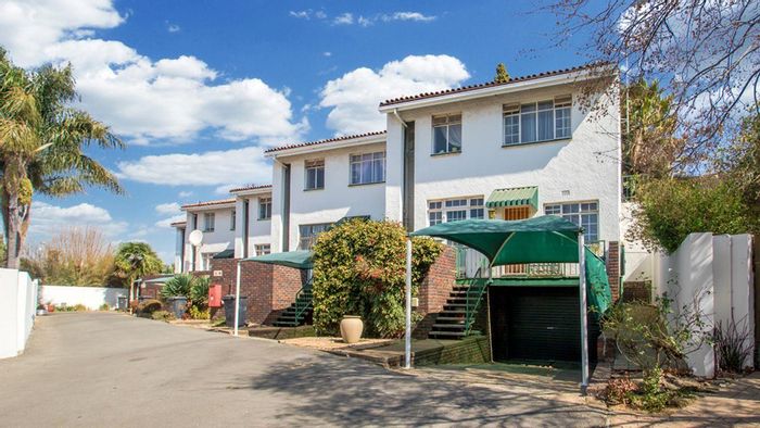 For Sale: 2-bed, 2.5-bath Townhouse in Florida Park with private garden and garage.