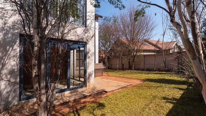 Townhouse For Sale in The Stewards: 2 Bed, private garden, enclosed patio, 2 parking.