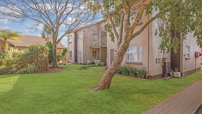 For Sale: 2-bedroom apartment in Pomona with pool, security, and outdoor patio.