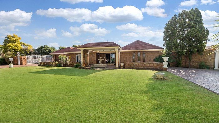 Spacious house for sale in Presidents Dam with pool, bar, and large land.