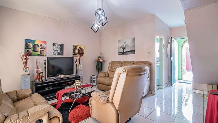 For Sale: Geduld Townhouse with 2 bedrooms, garage, and communal garden access.