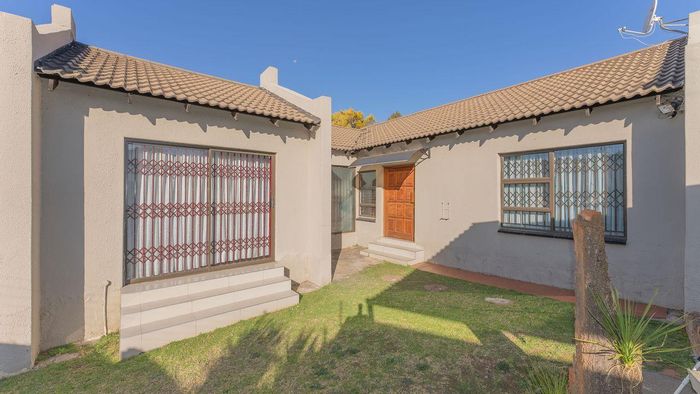 For Sale: House in Corlett Gardens with 4 bedrooms, garden, and secure parking.