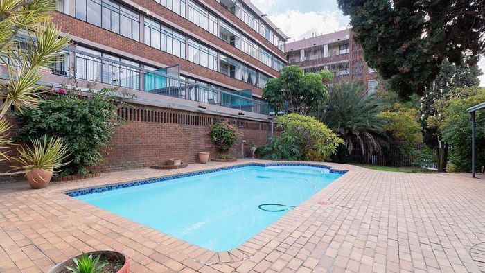 Kew Apartment For Sale: Renovated kitchen, balcony, parking, pool, near shopping.