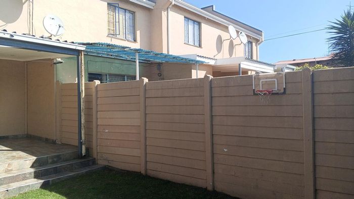 Lyndhurst Townhouse For Sale: 2 bedrooms, garden, patio, close to amenities.