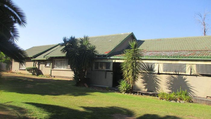 Lombardy East House For Sale: 4 beds, pool, cottage, security features, ample parking.