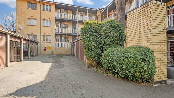 For Sale: 2-Bedroom Apartment in Lyndhurst with Maid's Quarters and Garage.