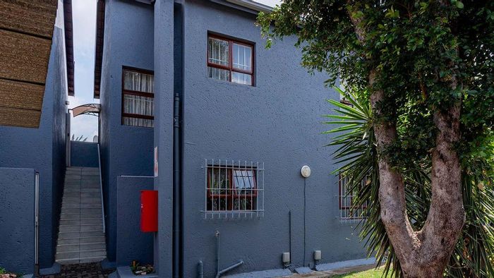 For Sale: Glen Marais Townhouse with 2 bedrooms, secure complex, close to amenities.