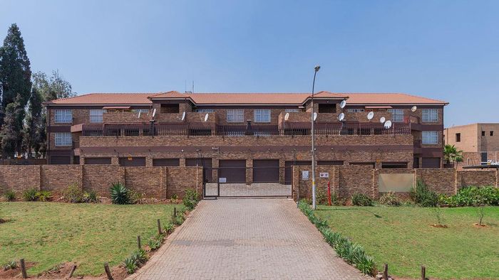 Croydon Apartment For Sale: 2 Bedrooms, Garage, Security, Entertainment Area, Convenient Location.