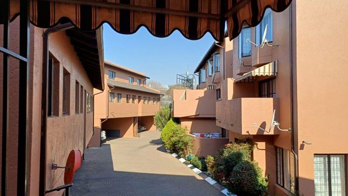 Buurendal House For Sale: 2 bedrooms, secure area, duplex design, convenient location.