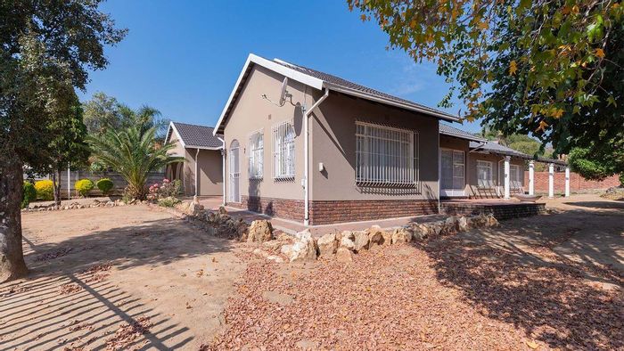 For Sale: House in Birchleigh North with 4 bedrooms, double garage, large yard.