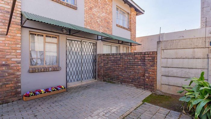Edleen Townhouse For Sale: Secure complex, close to amenities, ideal for investors.