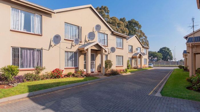 Family-friendly apartment in Lakefield for sale, secure complex with kids' amenities.